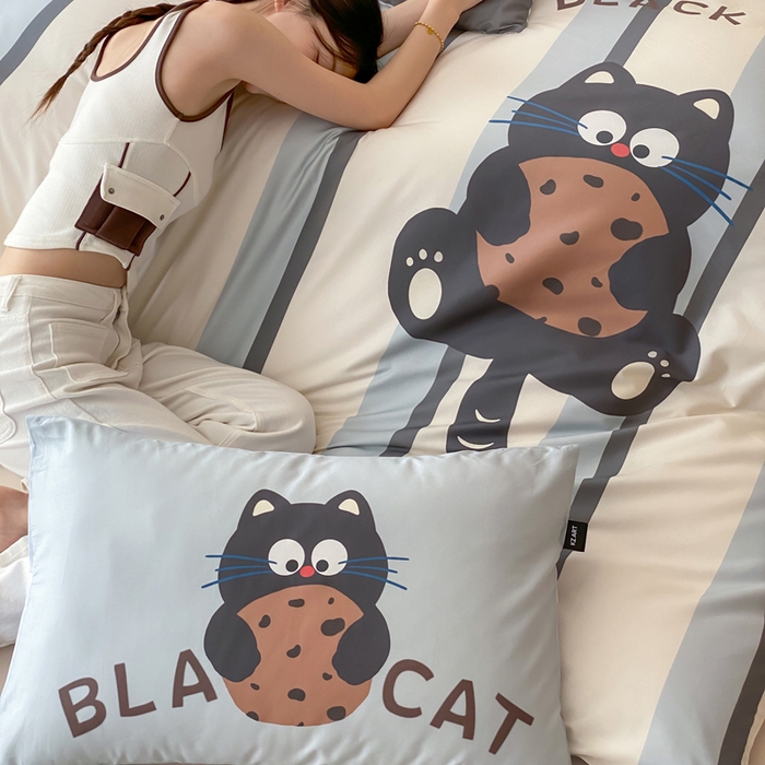 91家纺网 家纺一手货源 找家纺 卡姿家纺 2026春夏全棉60支长绒棉卡通大版印花四件套 曲奇猫咪