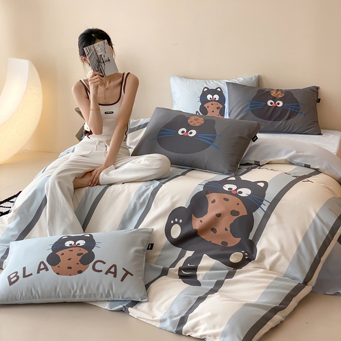 91家纺网 家纺一手货源 找家纺 卡姿家纺 2026春夏全棉60支长绒棉卡通大版印花四件套 曲奇猫咪