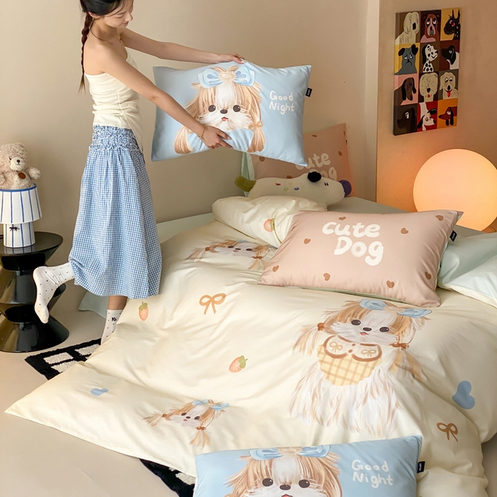 91家纺网 家纺一手货源 找家纺 卡姿家纺 2026春夏全棉60支长绒棉卡通大版印花四件套 小狗玛吉斯