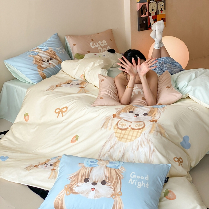 91家纺网 家纺一手货源 找家纺 卡姿家纺 2026春夏全棉60支长绒棉卡通大版印花四件套 小狗玛吉斯