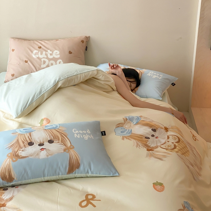 91家纺网 家纺一手货源 找家纺 卡姿家纺 2026春夏全棉60支长绒棉卡通大版印花四件套 小狗玛吉斯