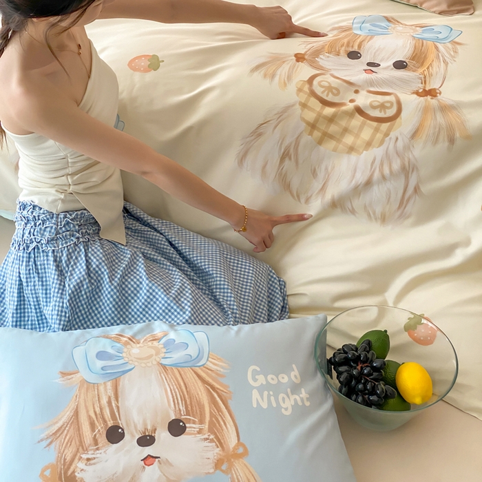 91家纺网 家纺一手货源 找家纺 卡姿家纺 2026春夏全棉60支长绒棉卡通大版印花四件套 小狗玛吉斯