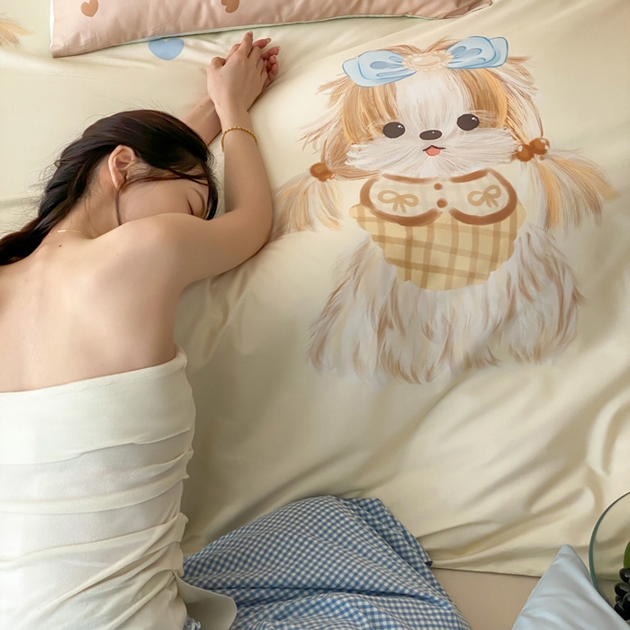 91家纺网 家纺一手货源 找家纺 卡姿家纺 2026春夏全棉60支长绒棉卡通大版印花四件套 小狗玛吉斯