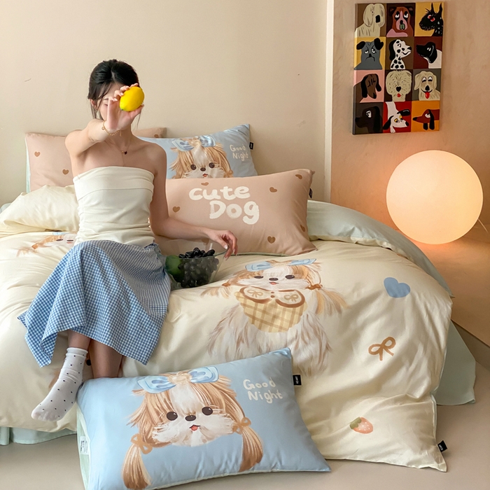 91家纺网 家纺一手货源 找家纺 卡姿家纺 2026春夏全棉60支长绒棉卡通大版印花四件套 小狗玛吉斯