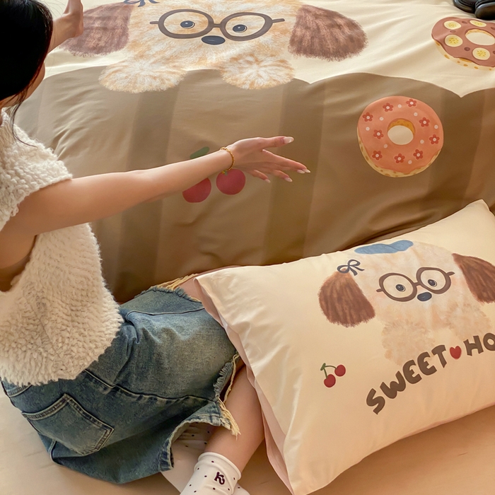 91家纺网 家纺一手货源 找家纺 卡姿家纺 2026春夏全棉60支长绒棉卡通大版印花四件套 小狗甜甜圈