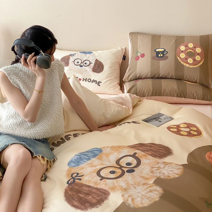 91家纺网 家纺一手货源 找家纺 卡姿家纺 2026春夏全棉60支长绒棉卡通大版印花四件套 小狗甜甜圈