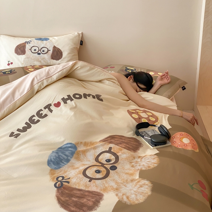 91家纺网 家纺一手货源 找家纺 卡姿家纺 2026春夏全棉60支长绒棉卡通大版印花四件套 小狗甜甜圈