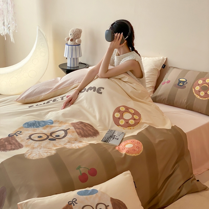 91家纺网 家纺一手货源 找家纺 卡姿家纺 2026春夏全棉60支长绒棉卡通大版印花四件套 小狗甜甜圈