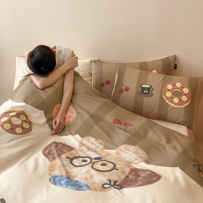 91家纺网 家纺一手货源 找家纺 卡姿家纺 2026春夏全棉60支长绒棉卡通大版印花四件套 小狗甜甜圈