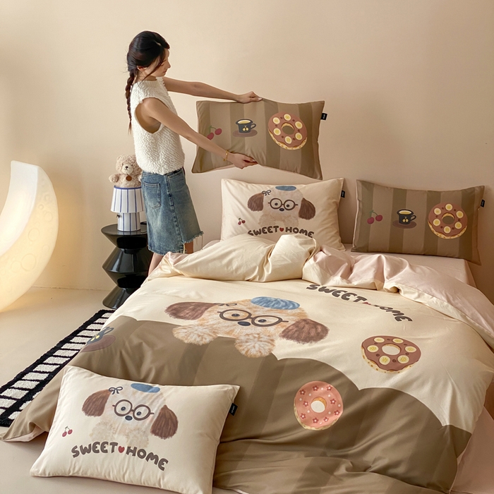 91家纺网 家纺一手货源 找家纺 卡姿家纺 2026春夏全棉60支长绒棉卡通大版印花四件套 小狗甜甜圈