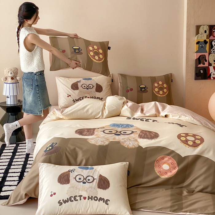 91家纺网 家纺一手货源 找家纺 卡姿家纺 2026春夏全棉60支长绒棉卡通大版印花四件套 小狗甜甜圈