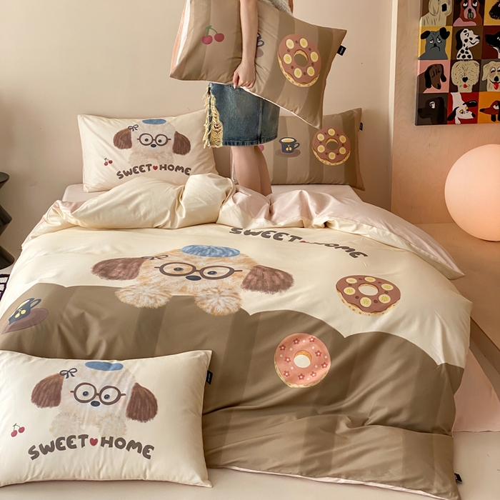 91家纺网 家纺一手货源 找家纺 卡姿家纺 2026春夏全棉60支长绒棉卡通大版印花四件套 小狗甜甜圈