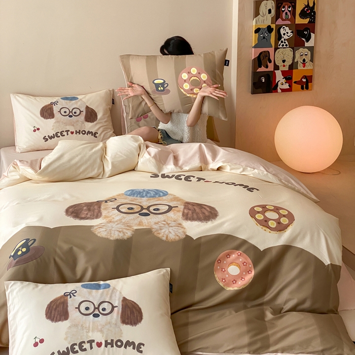 91家纺网 家纺一手货源 找家纺 卡姿家纺 2026春夏全棉60支长绒棉卡通大版印花四件套 小狗甜甜圈