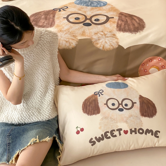 91家纺网 家纺一手货源 找家纺 卡姿家纺 2026春夏全棉60支长绒棉卡通大版印花四件套 小狗甜甜圈