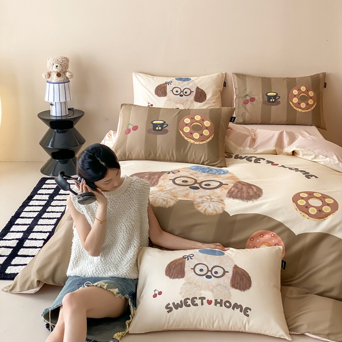 91家纺网 家纺一手货源 找家纺 卡姿家纺 2026春夏全棉60支长绒棉卡通大版印花四件套 小狗甜甜圈