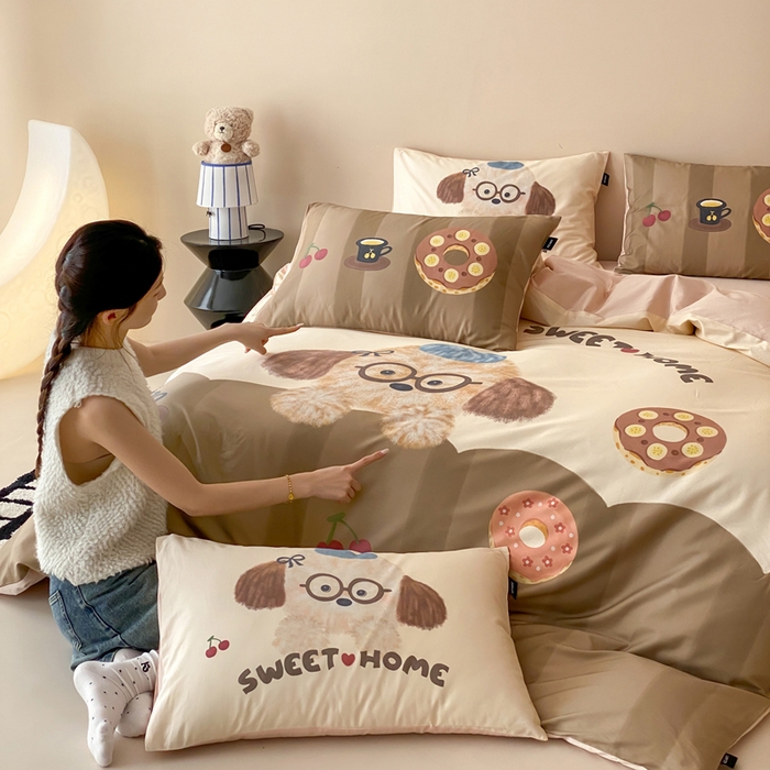 91家纺网 家纺一手货源 找家纺 卡姿家纺 2026春夏全棉60支长绒棉卡通大版印花四件套 小狗甜甜圈