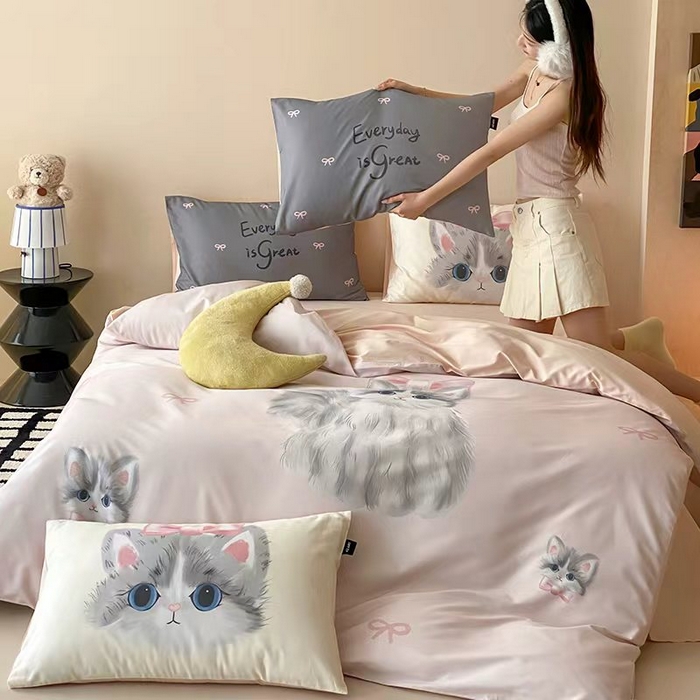卡姿家纺 2026春夏全棉60支长绒棉卡通大版印花四件套 小猫布偶