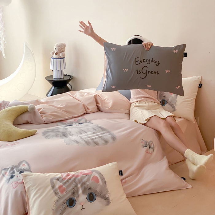 91家纺网 家纺一手货源 找家纺 卡姿家纺 2026春夏全棉60支长绒棉卡通大版印花四件套 小猫布偶