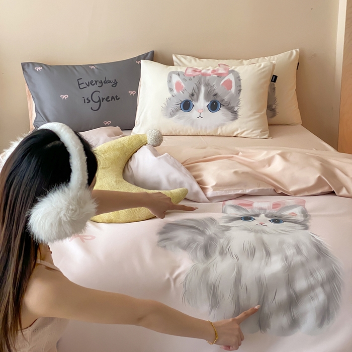 91家纺网 家纺一手货源 找家纺 卡姿家纺 2026春夏全棉60支长绒棉卡通大版印花四件套 小猫布偶