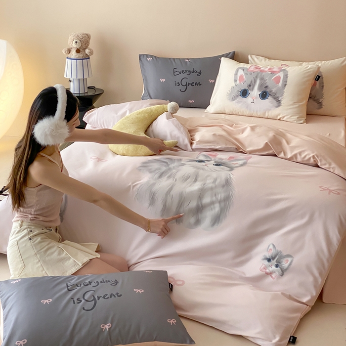 91家纺网 家纺一手货源 找家纺 卡姿家纺 2026春夏全棉60支长绒棉卡通大版印花四件套 小猫布偶