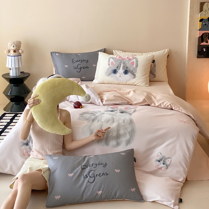 91家纺网 家纺一手货源 找家纺 卡姿家纺 2026春夏全棉60支长绒棉卡通大版印花四件套 小猫布偶