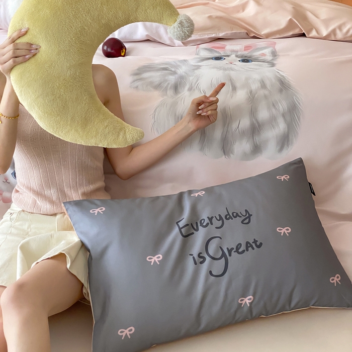 91家纺网 家纺一手货源 找家纺 卡姿家纺 2026春夏全棉60支长绒棉卡通大版印花四件套 小猫布偶