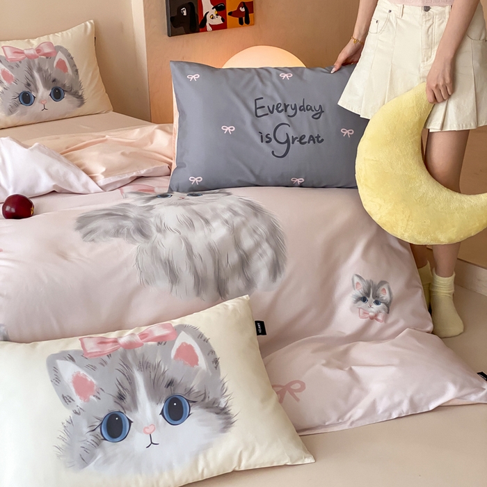 91家纺网 家纺一手货源 找家纺 卡姿家纺 2026春夏全棉60支长绒棉卡通大版印花四件套 小猫布偶