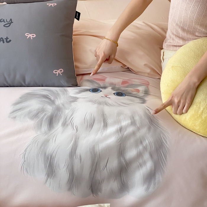 91家纺网 家纺一手货源 找家纺 卡姿家纺 2026春夏全棉60支长绒棉卡通大版印花四件套 小猫布偶