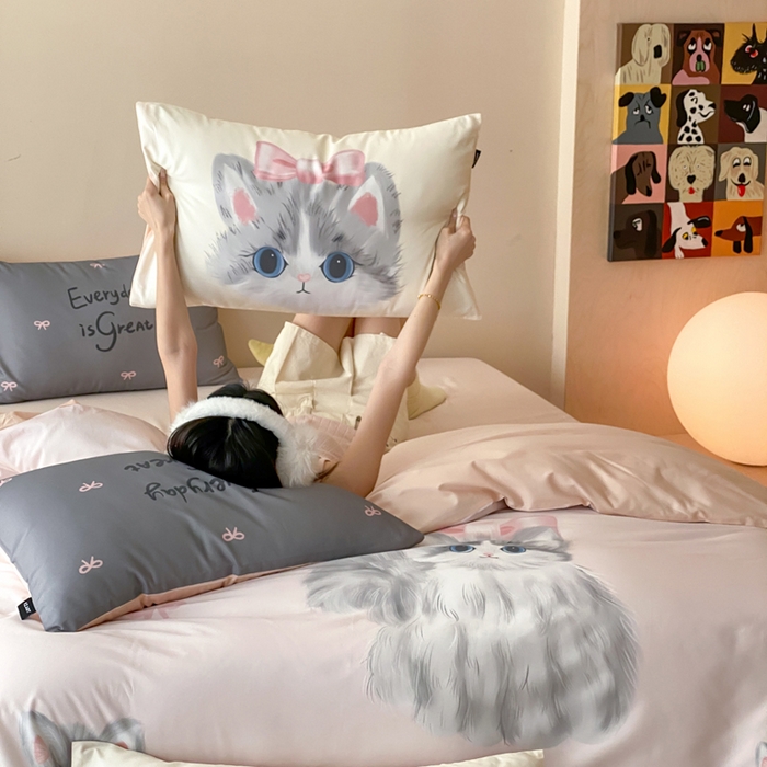 91家纺网 家纺一手货源 找家纺 卡姿家纺 2026春夏全棉60支长绒棉卡通大版印花四件套 小猫布偶