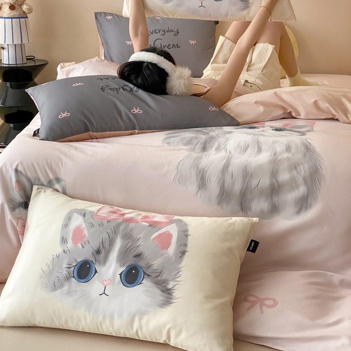 91家纺网 家纺一手货源 找家纺 卡姿家纺 2026春夏全棉60支长绒棉卡通大版印花四件套 小猫布偶