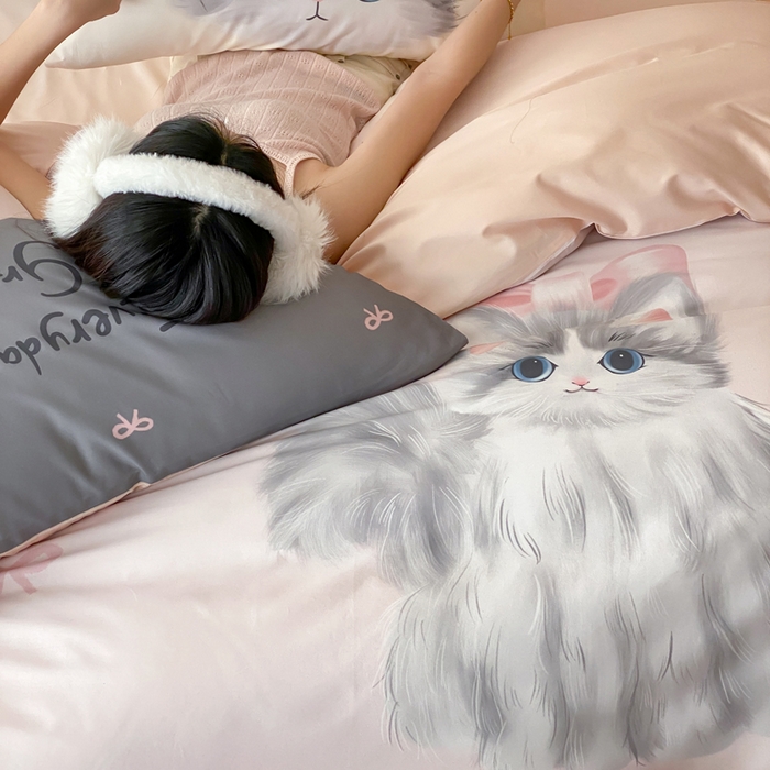 91家纺网 家纺一手货源 找家纺 卡姿家纺 2026春夏全棉60支长绒棉卡通大版印花四件套 小猫布偶