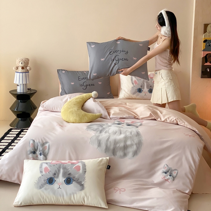 91家纺网 家纺一手货源 找家纺 卡姿家纺 2026春夏全棉60支长绒棉卡通大版印花四件套 小猫布偶