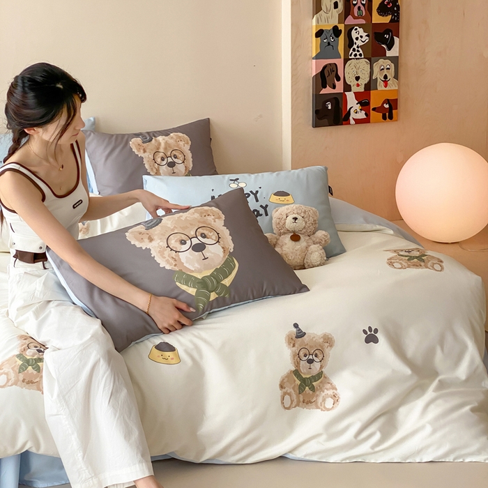 91家纺网 家纺一手货源 找家纺 卡姿家纺 2026春夏全棉60支长绒棉卡通大版印花四件套 小熊博尼