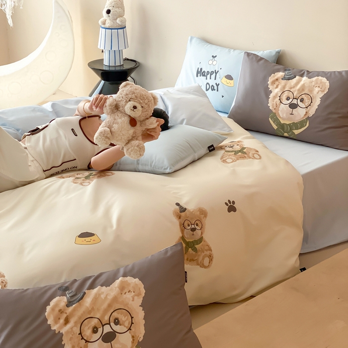 91家纺网 家纺一手货源 找家纺 卡姿家纺 2026春夏全棉60支长绒棉卡通大版印花四件套 小熊博尼