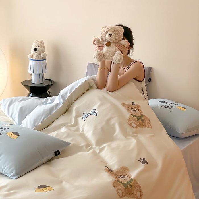 91家纺网 家纺一手货源 找家纺 卡姿家纺 2026春夏全棉60支长绒棉卡通大版印花四件套 小熊博尼