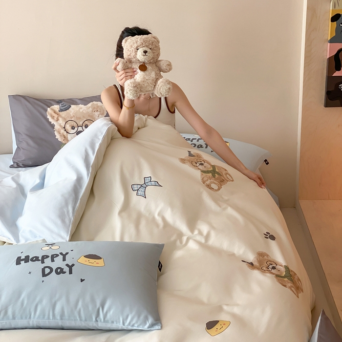 91家纺网 家纺一手货源 找家纺 卡姿家纺 2026春夏全棉60支长绒棉卡通大版印花四件套 小熊博尼