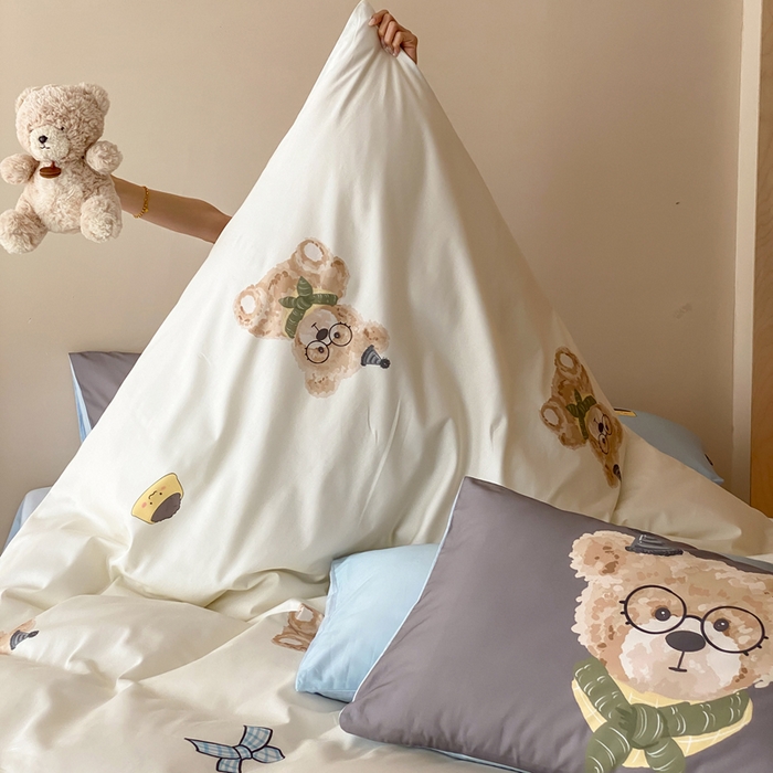 91家纺网 家纺一手货源 找家纺 卡姿家纺 2026春夏全棉60支长绒棉卡通大版印花四件套 小熊博尼