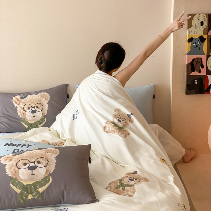 91家纺网 家纺一手货源 找家纺 卡姿家纺 2026春夏全棉60支长绒棉卡通大版印花四件套 小熊博尼