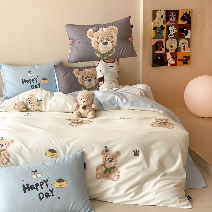 91家纺网 家纺一手货源 找家纺 卡姿家纺 2026春夏全棉60支长绒棉卡通大版印花四件套 小熊博尼