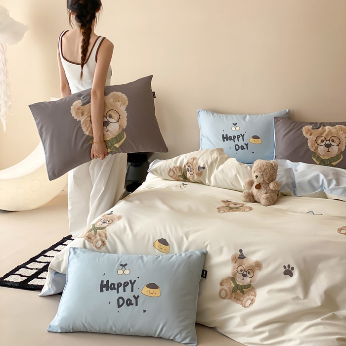 91家纺网 家纺一手货源 找家纺 卡姿家纺 2026春夏全棉60支长绒棉卡通大版印花四件套 小熊博尼