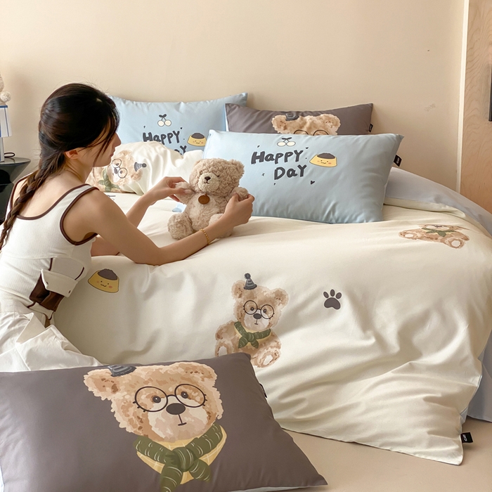 91家纺网 家纺一手货源 找家纺 卡姿家纺 2026春夏全棉60支长绒棉卡通大版印花四件套 小熊博尼