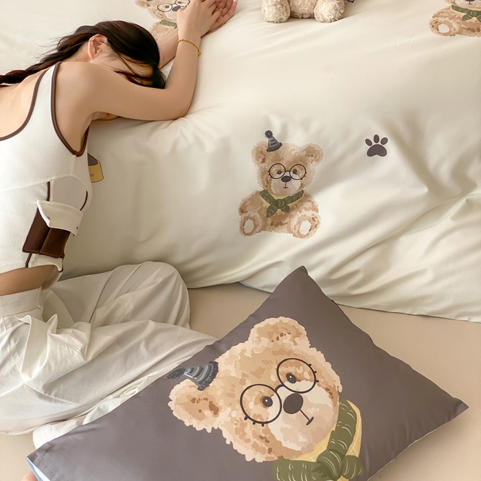 91家纺网 家纺一手货源 找家纺 卡姿家纺 2026春夏全棉60支长绒棉卡通大版印花四件套 小熊博尼