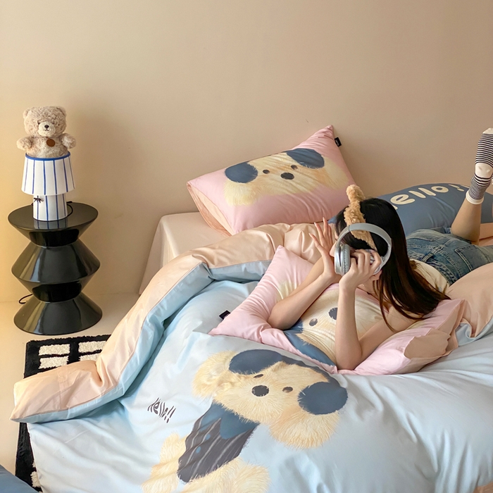 91家纺网 家纺一手货源 找家纺 卡姿家纺 2026春夏全棉60支长绒棉卡通大版印花四件套 音乐萌可