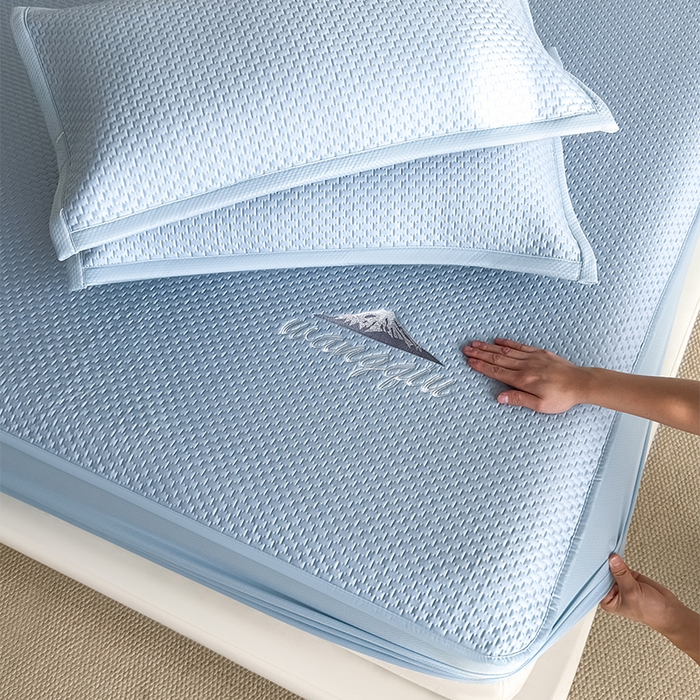 91家纺网 家纺一手货源 找家纺 人人爱家纺 2026新款冰豆豆刺绣软凉席床笠 富士山-天蓝