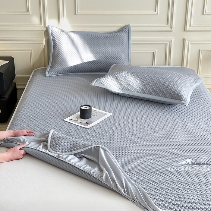 91家纺网 家纺一手货源 找家纺 人人爱家纺 2026新款冰豆豆刺绣软凉席床笠 富士山-灰