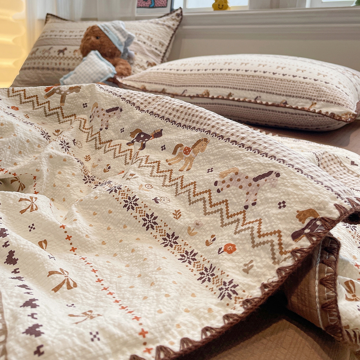 91家纺网 家纺一手货源 找家纺 奈颜 2026新款费尔岛云柔泡芙纱A类贝壳边夏被四件套-提供买家秀 栗色小马