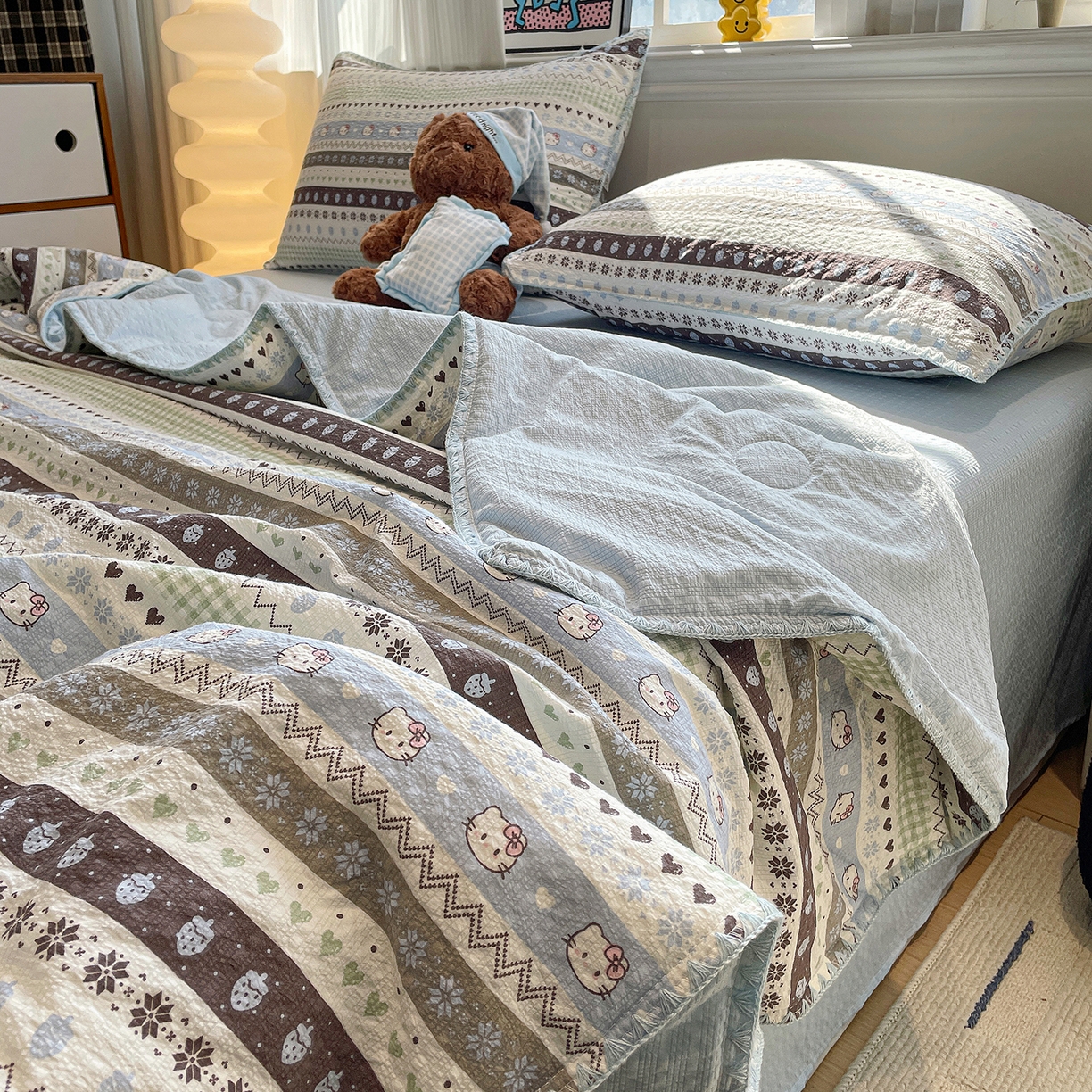 91家纺网 家纺一手货源 找家纺 奈颜 2026新款费尔岛云柔泡芙纱A类贝壳边夏被四件套-提供买家秀 猫咪集-蓝