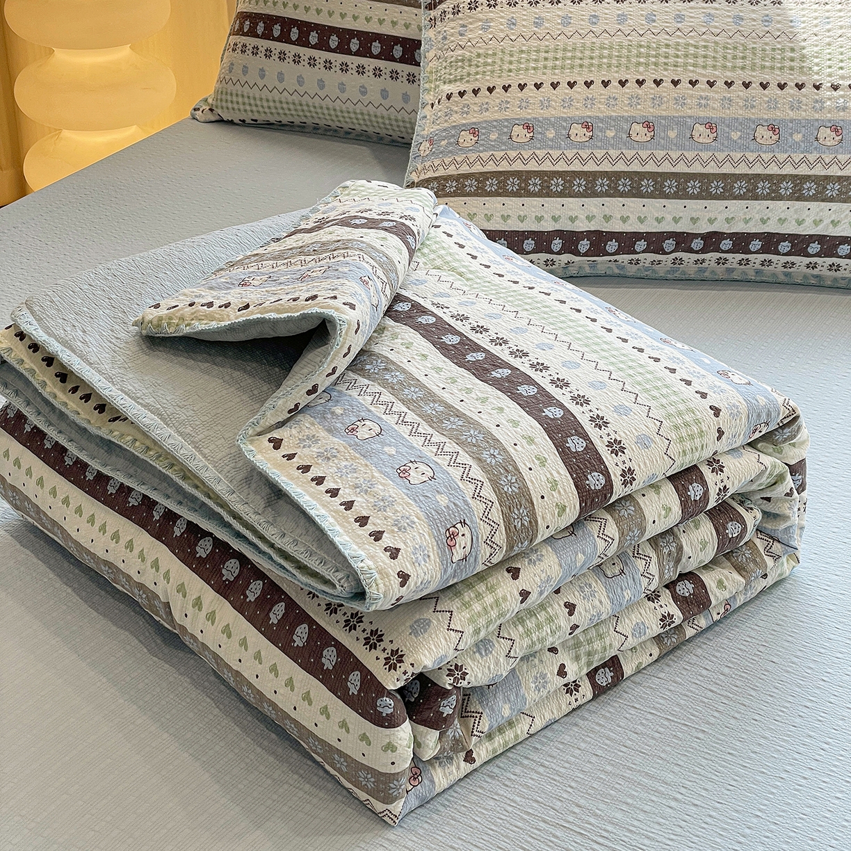 91家纺网 家纺一手货源 找家纺 奈颜 2026新款费尔岛云柔泡芙纱A类贝壳边夏被四件套-提供买家秀 猫咪集-蓝