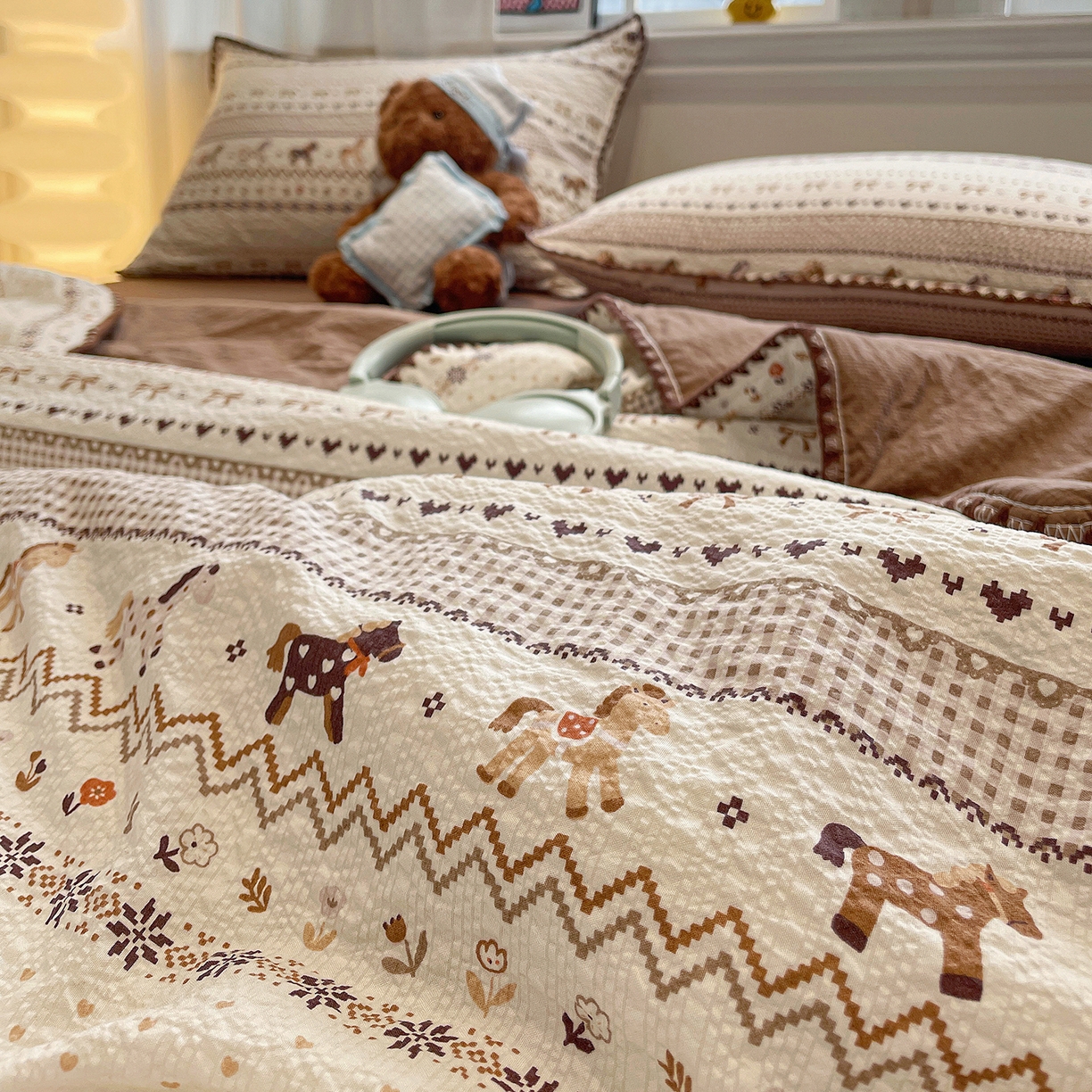 91家纺网 家纺一手货源 找家纺 奈颜 2026新款费尔岛云柔泡芙纱A类贝壳边夏被四件套-提供买家秀 栗色小马