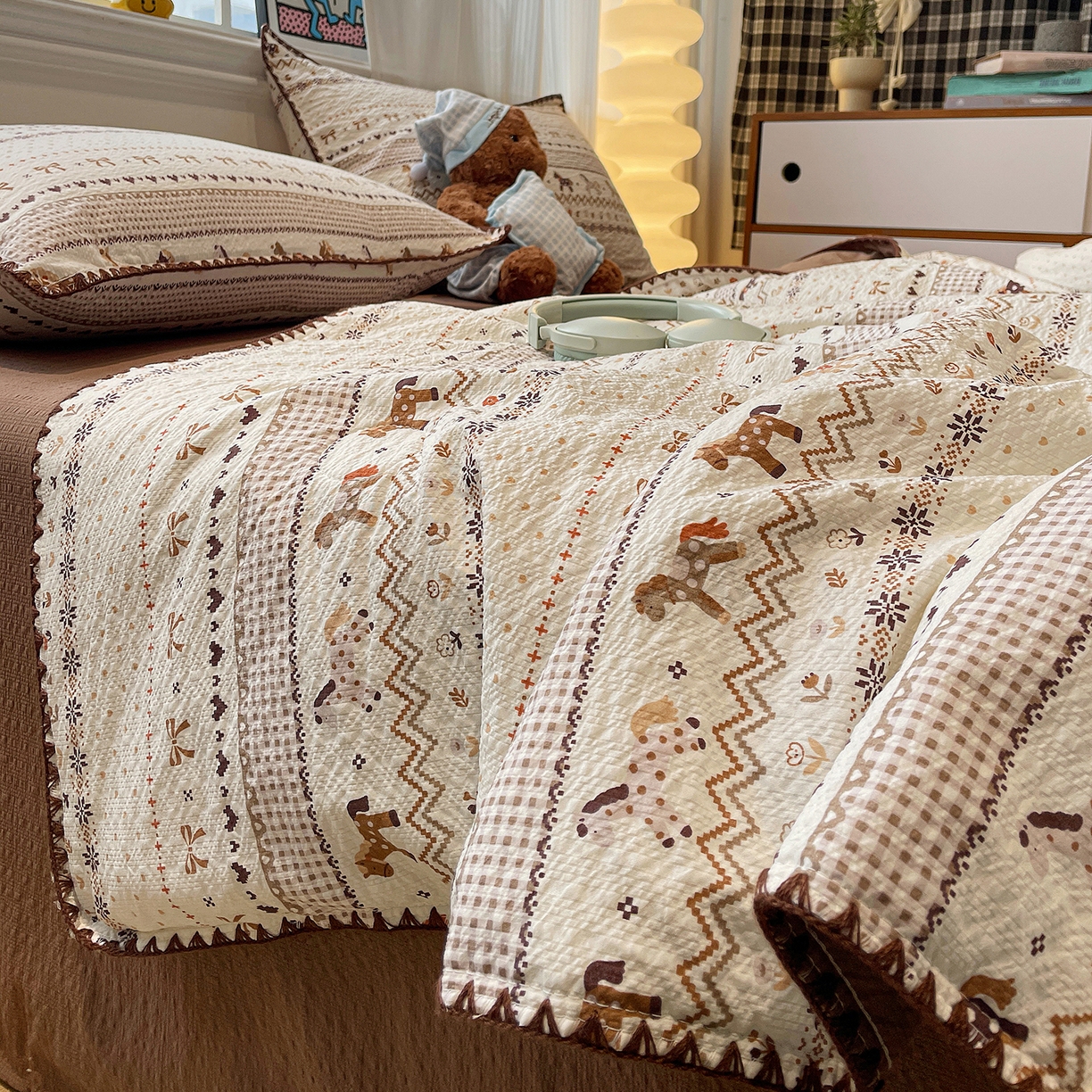 91家纺网 家纺一手货源 找家纺 奈颜 2026新款费尔岛云柔泡芙纱A类贝壳边夏被四件套-提供买家秀 栗色小马